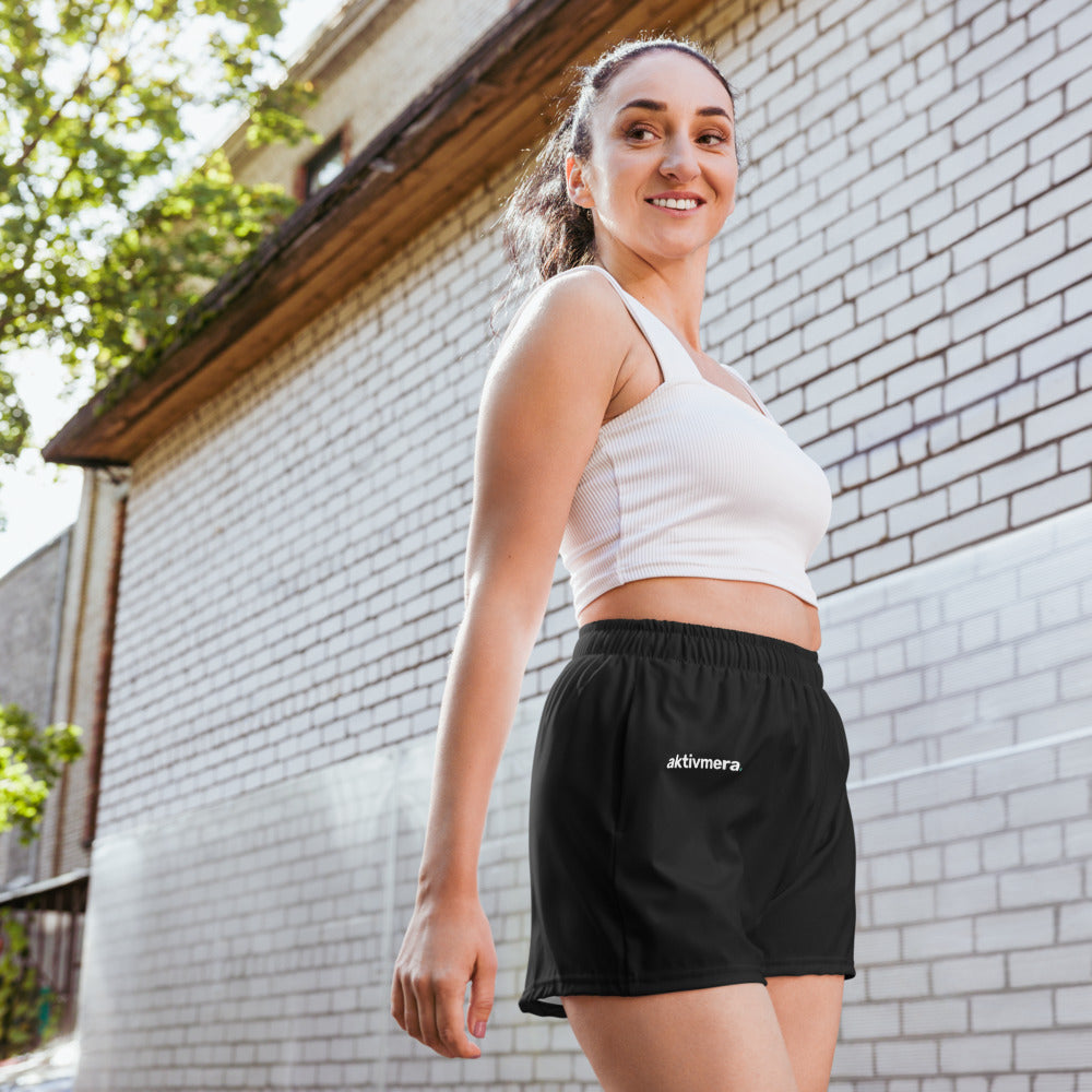 Träningsshorts – Unisex – Svart, på modell