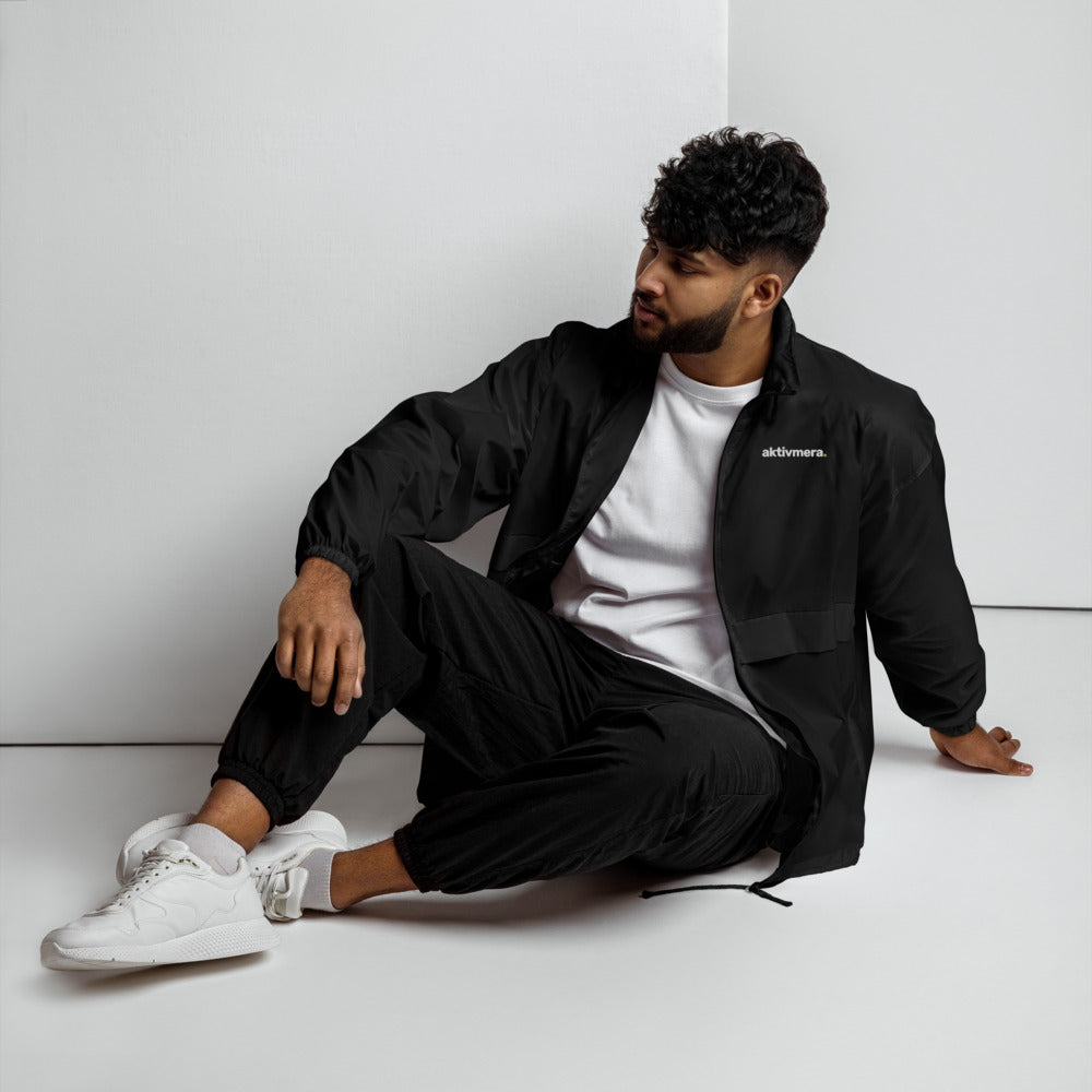 Vindjacka Ute – Unisex – Svart, på modell